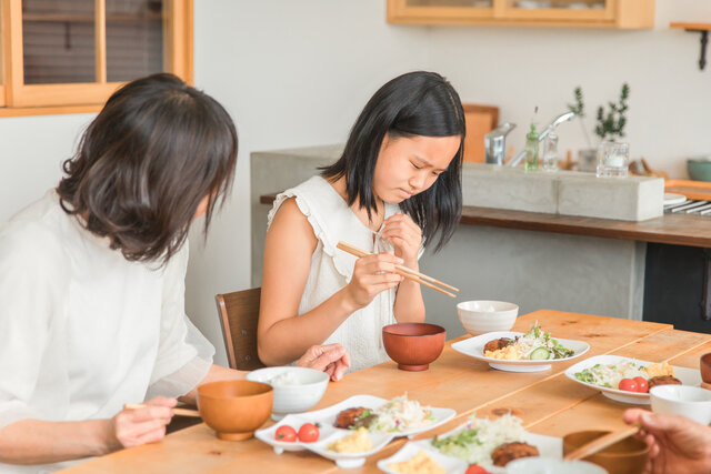 子どもに多い摂食障害「神経性やせ症」　脳・身長・骨・内臓のあらゆる成長を妨げる身体への影響とは［専門医が解説］