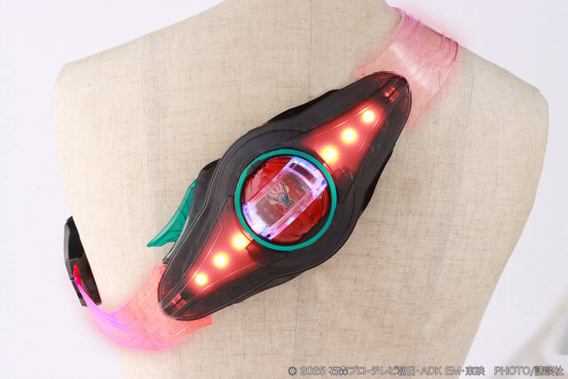新登場【仮面ライダーゼッツ】脅威の発光！　変身ベルト「ＤＸゼッツドライバー」＆「ＤＸブレイカムゼッツァー」をレビュー！