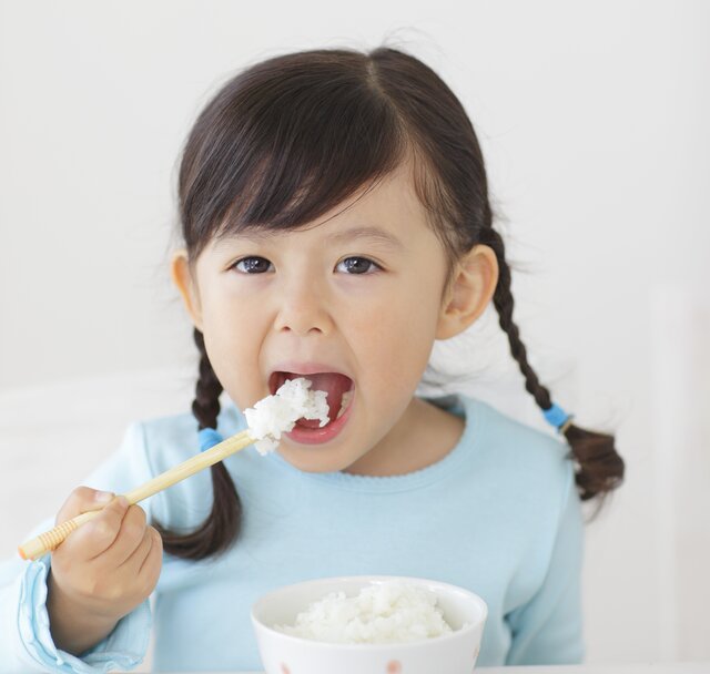 【子どもの誤飲・誤嚥】「喉に魚の骨が刺さったらご飯を丸飲み」は悪化の可能性 対処法と受診の目安〔小児科医が解説〕