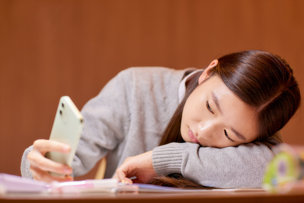 子どもの友だち関係が「スマホやSNS」で見えなくなる! スマホで増える「親の不安」と「子どもが困っていること」こんなに違う〔精神科医〕が解説