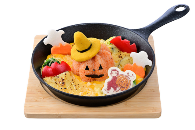 「おさるのジョージ」キッチンのハロウィーンメニュー登場！　お菓子のプレゼントも！