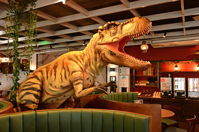 恐竜が占拠!? 「伊豆ぐらんぱる公園」迫力いっぱいのレストランの店内&メニュー