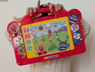 PR）「アンパンマン タッチであいうえおキッズタブレット」五十音を