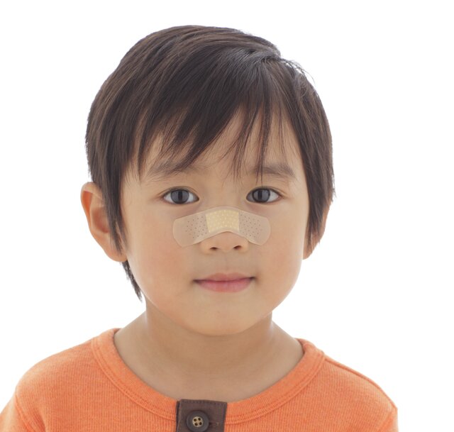 子どもに“高い絆創膏”と“安い絆創膏”どう使う？　「重ね貼りOK？」「やけどに貼っていい？」などの疑問に皮膚科医が回答［医師監修］