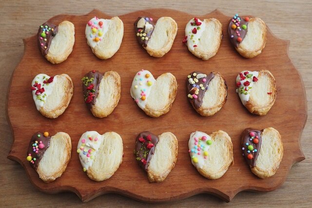 【動画付き】冷凍パイシートで簡単！　バレンタインに贈るハート形のパルミエ〔人気インスタグラマーが伝授〕