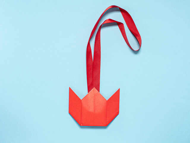 【動画付き】幼児でも簡単に作れる！　卒園・卒業に贈りたい「チューリップメダル」の折り紙