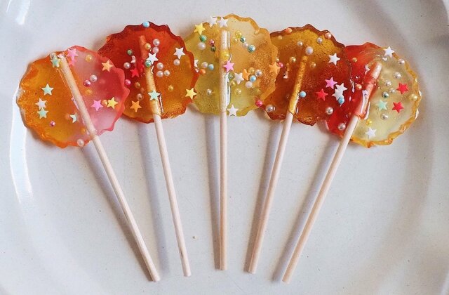 【動画付き】「ホワイトデー」のお返しに「キラキラデコロリポップ」を親子で作ろう　「100均のアルミカップ」と「市販の飴」で簡単に！