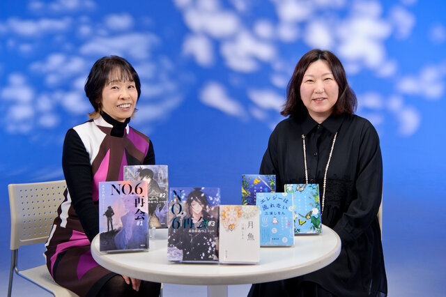 あさのあつこ×三浦しをん、20年ぶりの衝撃対談！　２人が「言葉で括れない関係」に見出した物語の秘宝とは