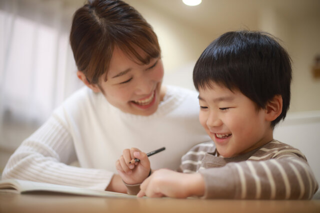 「テストできたらゲームを買ってあげる」は逆効果！　ごほうびで子どもが「やる気をなくす」ワケが判明