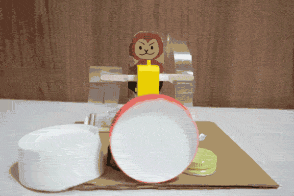 小学生の「簡単モーター工作」 紙コップとキャップで「ドラムロボット」作り