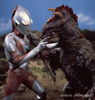 11月27日 ウルトラマン 車のひき逃げが怪獣ヒドラを暴れさせる!?｜画像