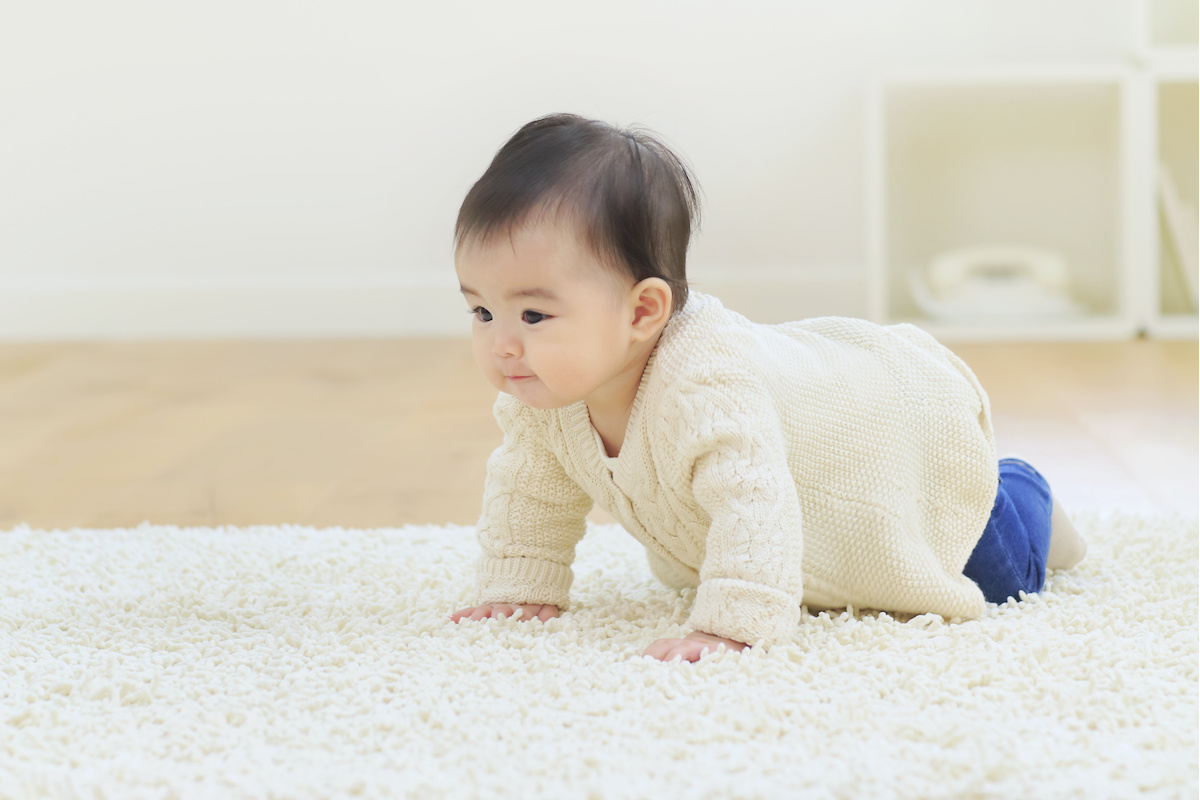 ハイハイは発達に影響 卒乳はいつ １歳児の発達 を専門家が解説 コクリコ