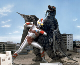 4月9日 教師とUGM隊員の掛け持ちに苦労するウルトラマン80