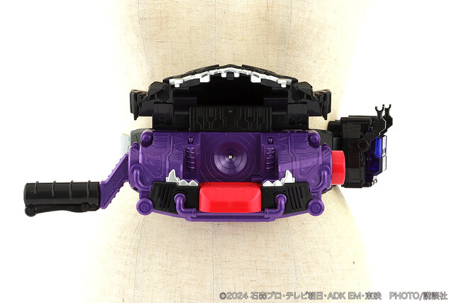 仮面ライダービターガヴに変身！ 「DX変身ベルトビターガヴ