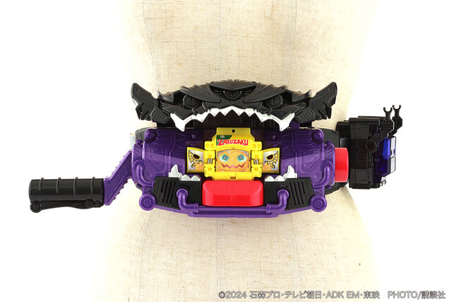 仮面ライダービターガヴに変身！ 「DX変身ベルトビターガヴ