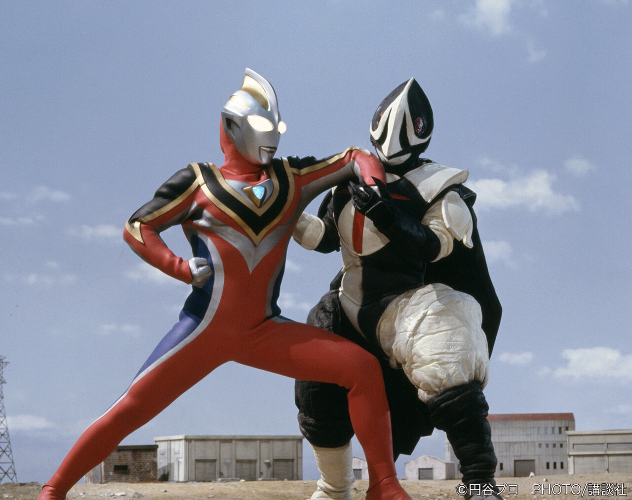 円盤形態から変形したナースと戦うウルトラセブン