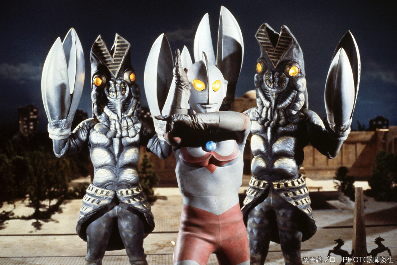 円盤形態から変形したナースと戦うウルトラセブン