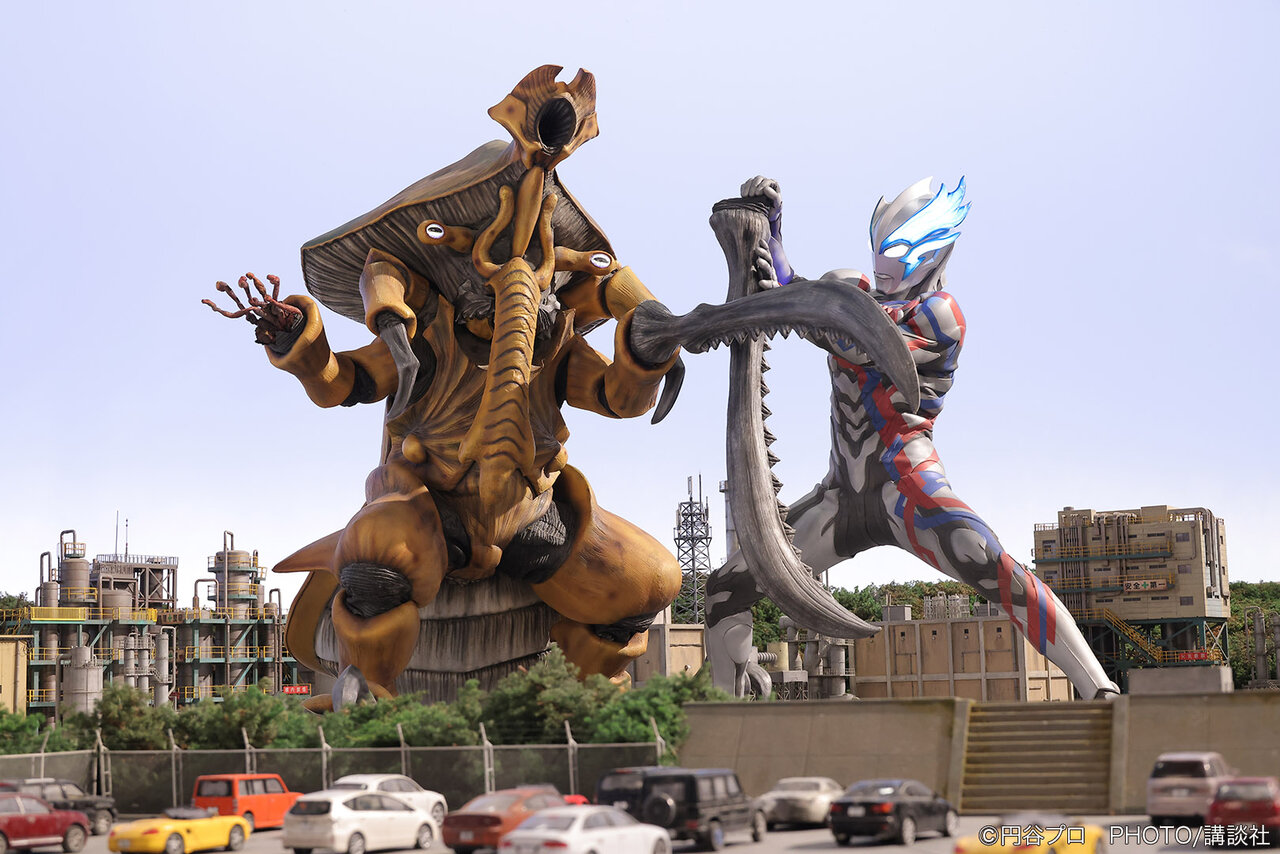 円盤形態から変形したナースと戦うウルトラセブン