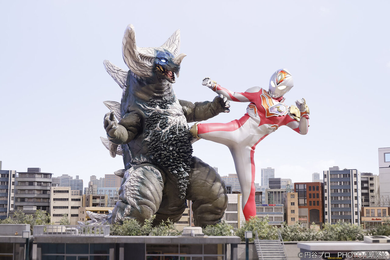 円盤形態から変形したナースと戦うウルトラセブン