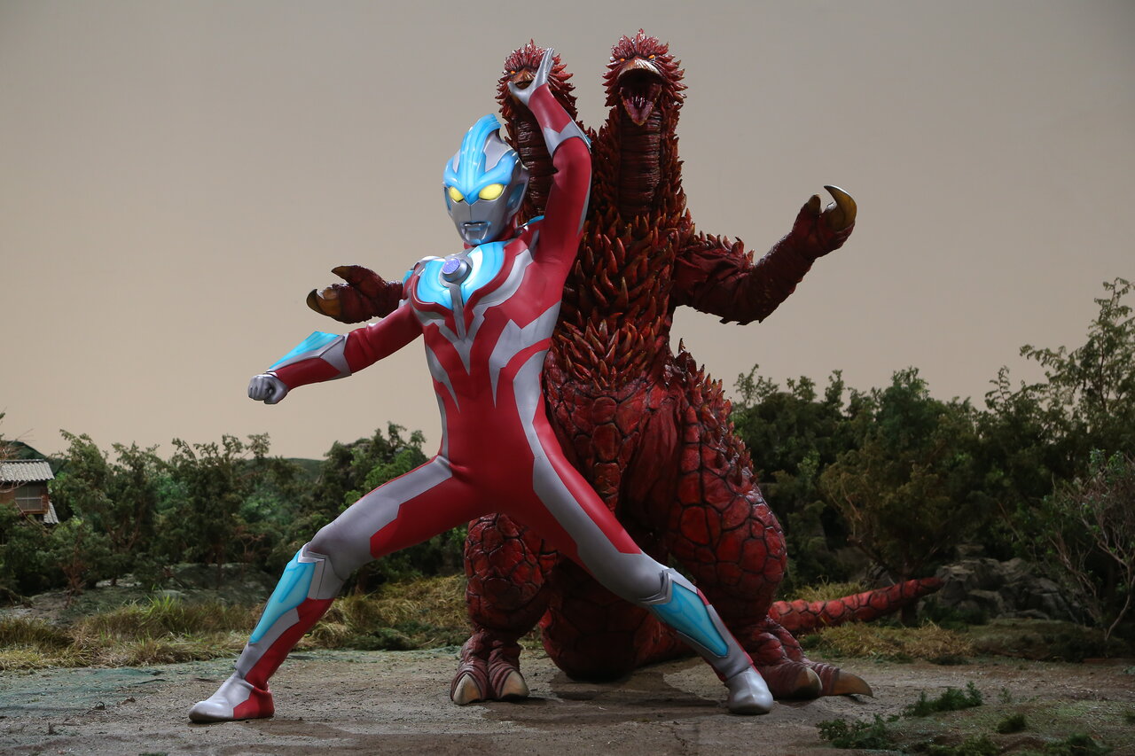 円盤形態から変形したナースと戦うウルトラセブン