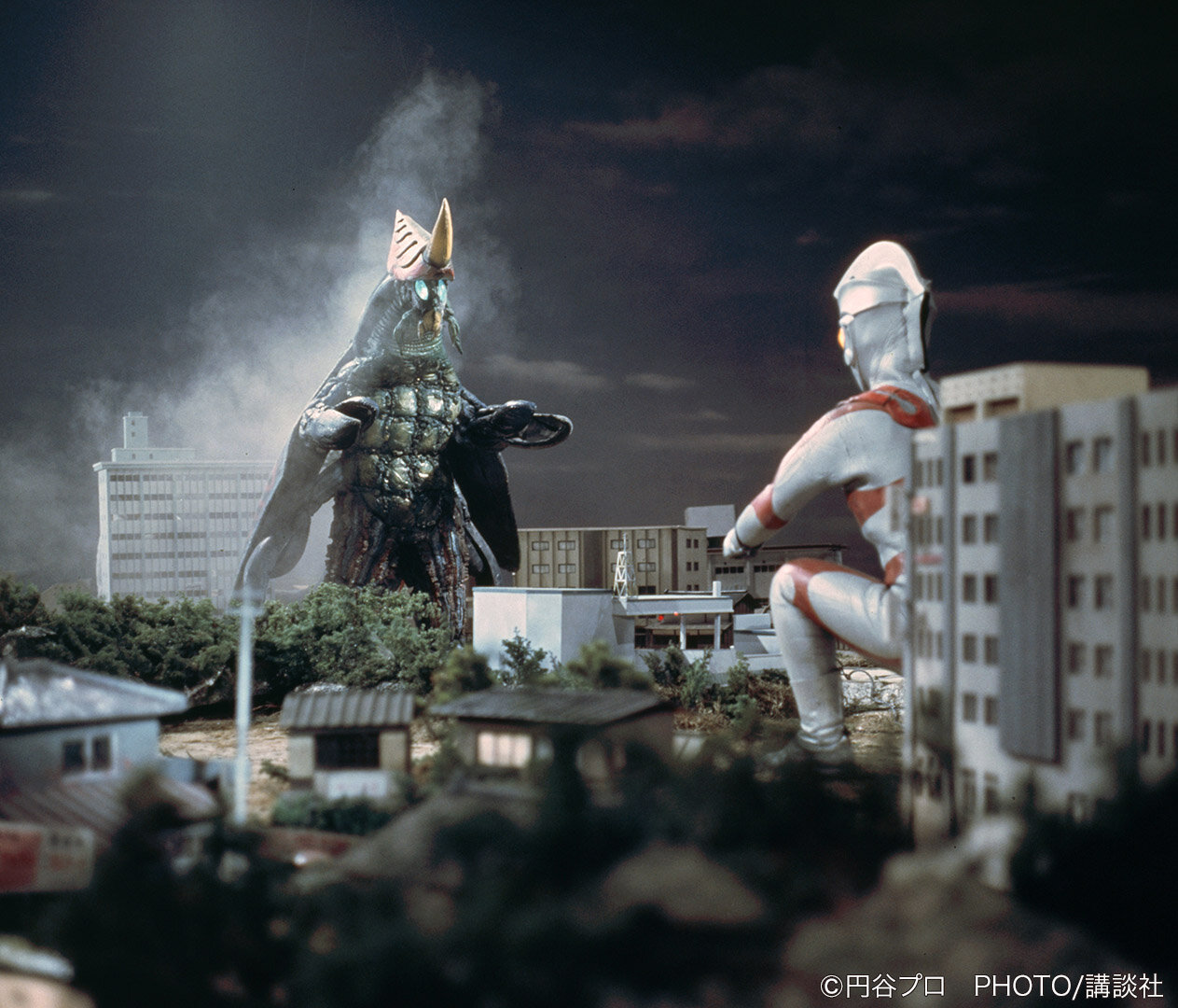 円盤形態から変形したナースと戦うウルトラセブン