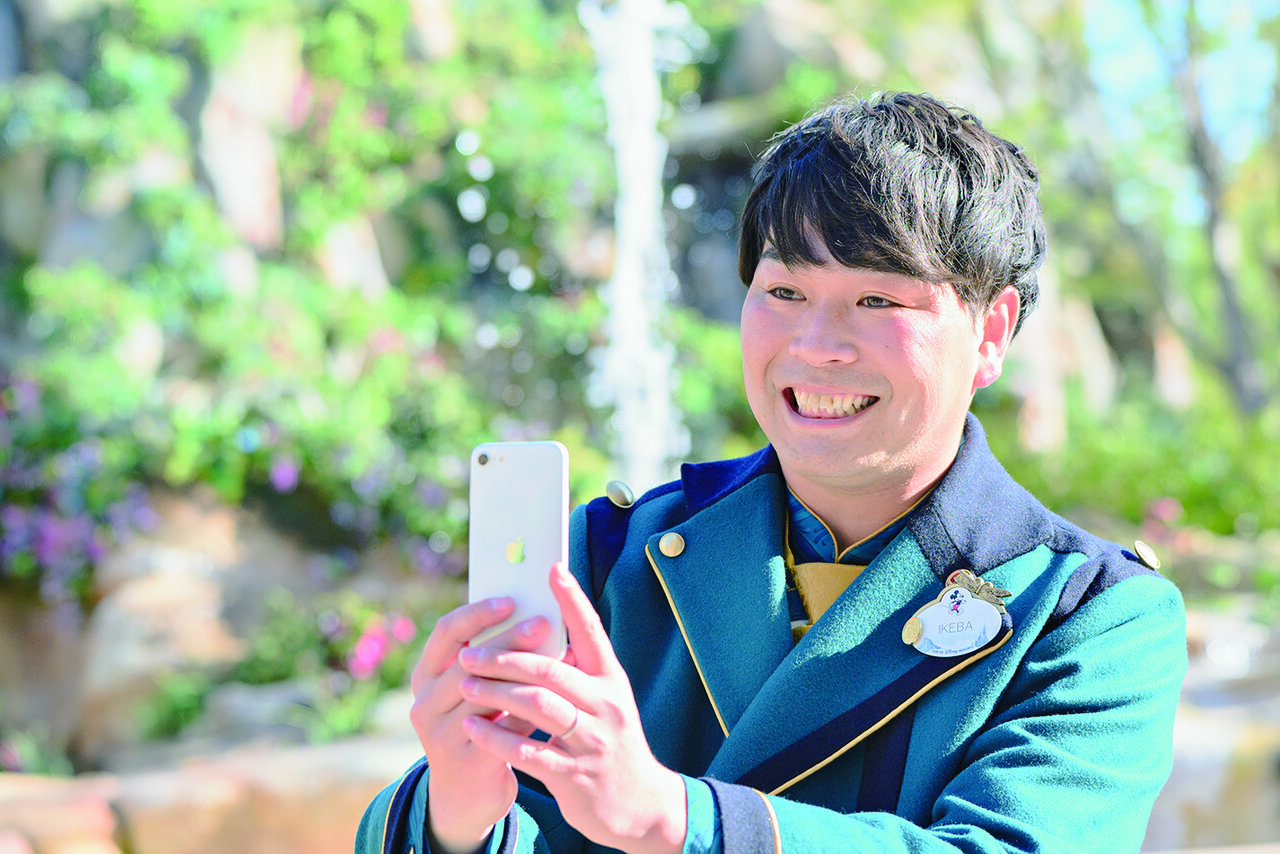 カメラを構える池場さん