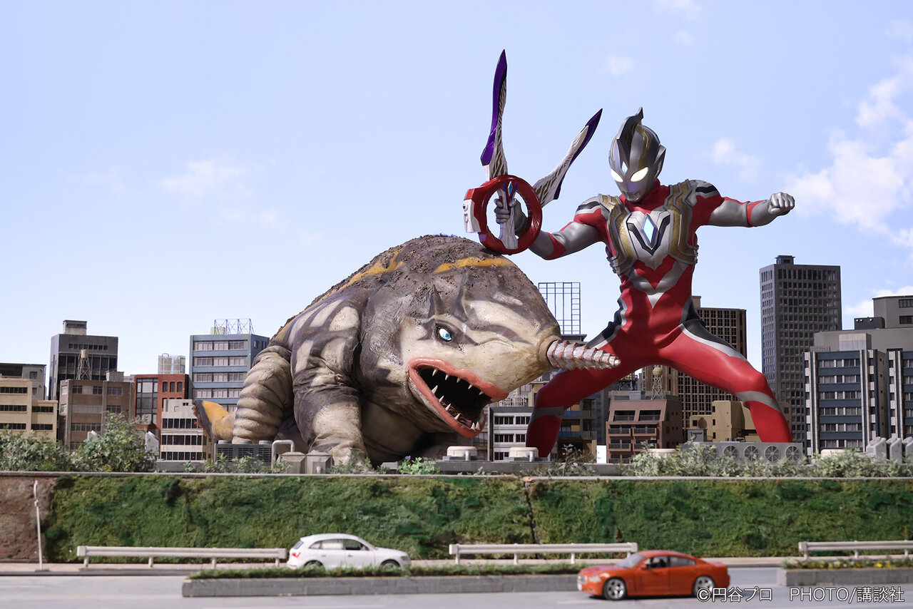 円盤形態から変形したナースと戦うウルトラセブン