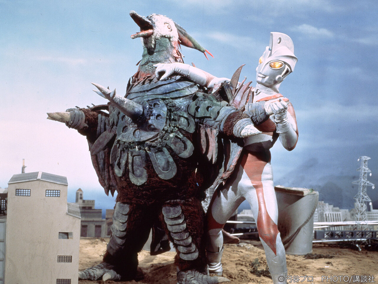 円盤形態から変形したナースと戦うウルトラセブン
