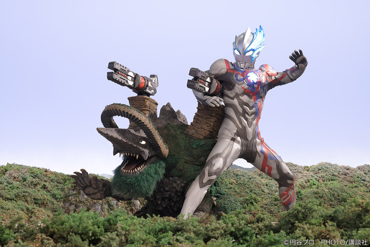 円盤形態から変形したナースと戦うウルトラセブン