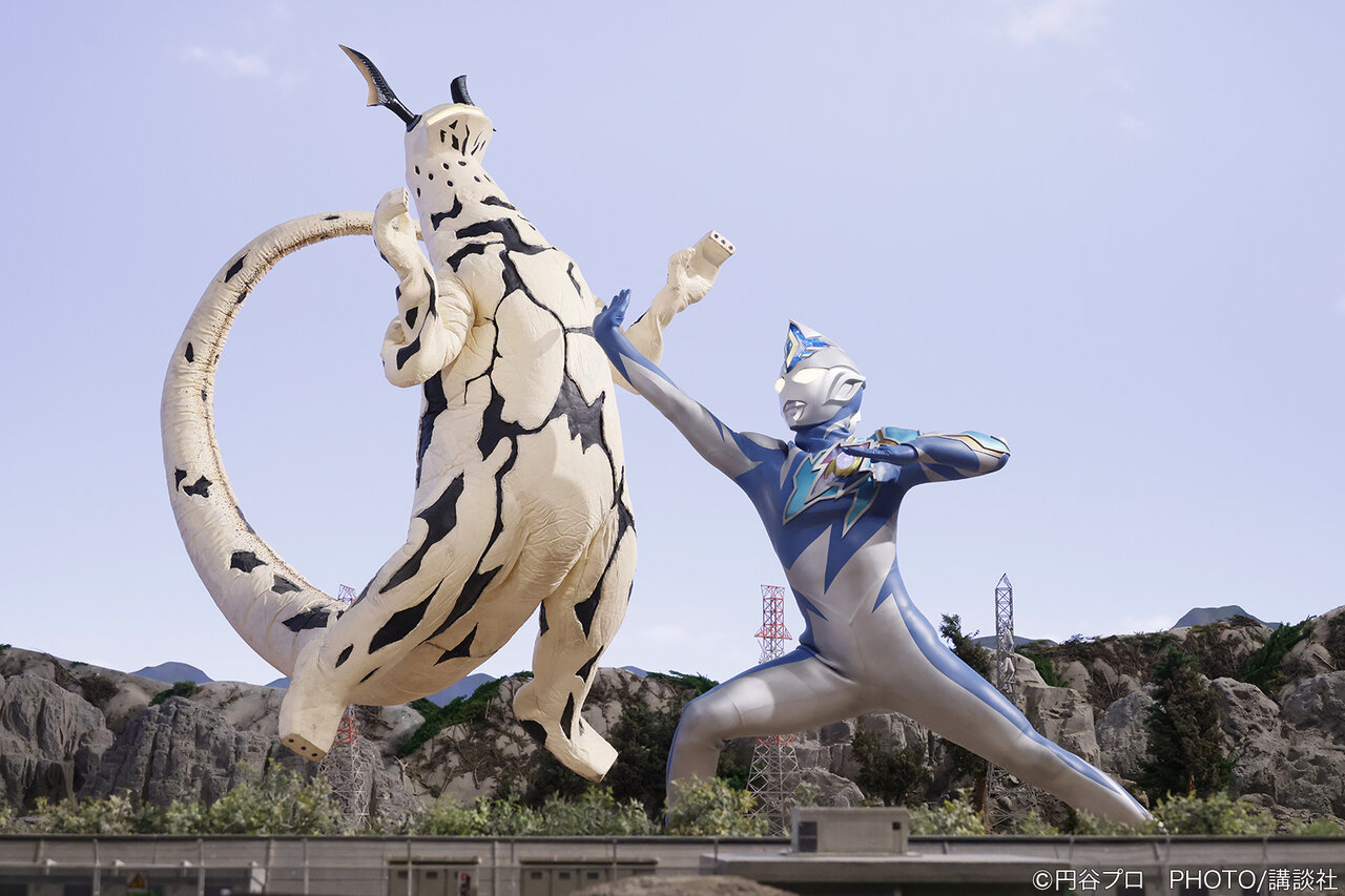 円盤形態から変形したナースと戦うウルトラセブン