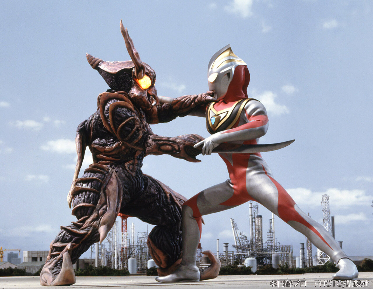 円盤形態から変形したナースと戦うウルトラセブン
