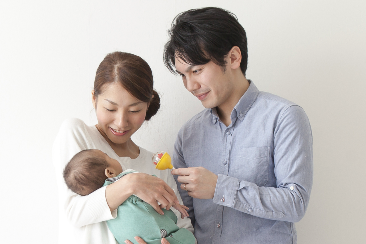 ▲『夜泣きで起きる父親』というお手本＝ロールモデルを知らずに育った世代がまだまだ多い令和パパ。ケア役割を「自分の仕事」と思えるようになるには？（写真：アフロ）