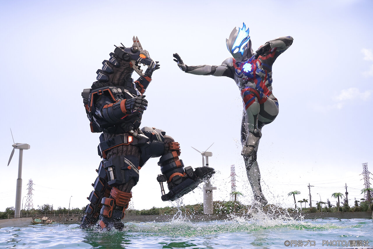 円盤形態から変形したナースと戦うウルトラセブン