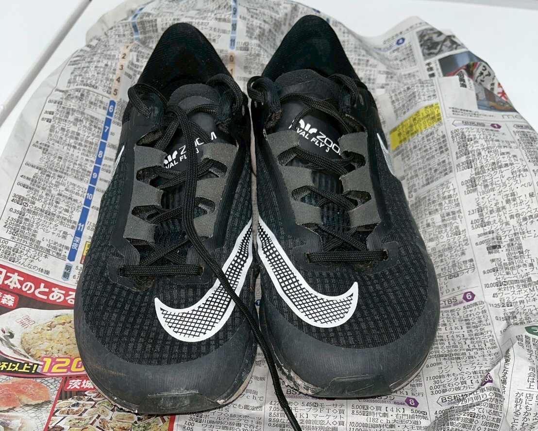 はやみね校長のランニングシューズ。　提供：はやみねかおる