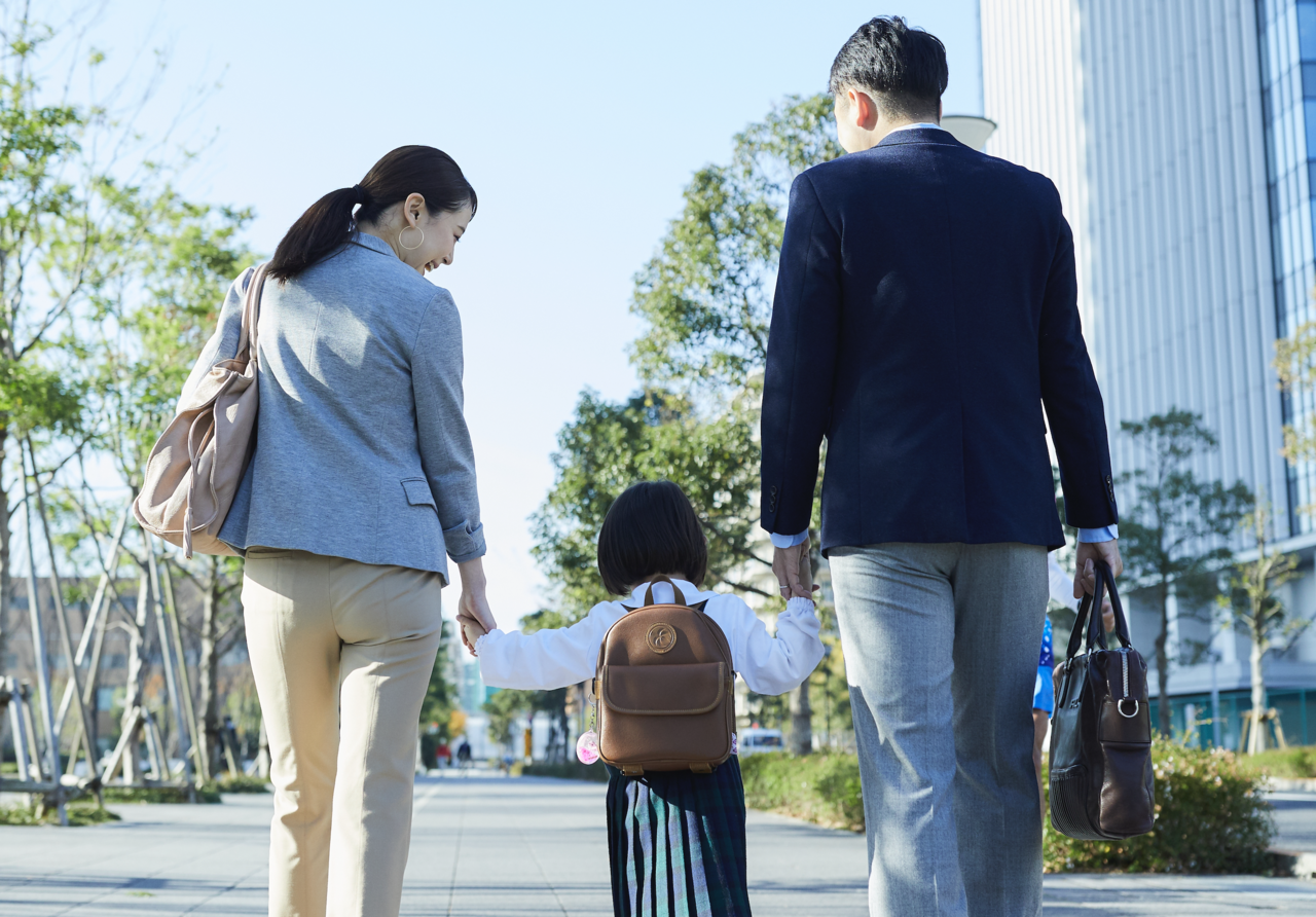▲今の日本で、３世代同居の家庭は３％とごくわずか。かつて主流だった「専業主婦」家庭も、少数派に。子どものいる世帯は「父親も母親も働いている」ことを前提にした家庭運営が必要になってきている（写真：アフロ）