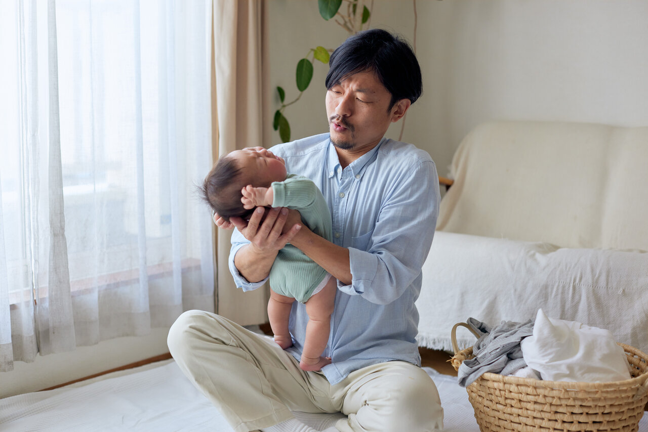 ▲令和の子育てカップルは、男女共に育児するのがあたりまえ。しかし「子どもの世話」に対する危機感が、パパとママで違うことも。(写真:アフロ)