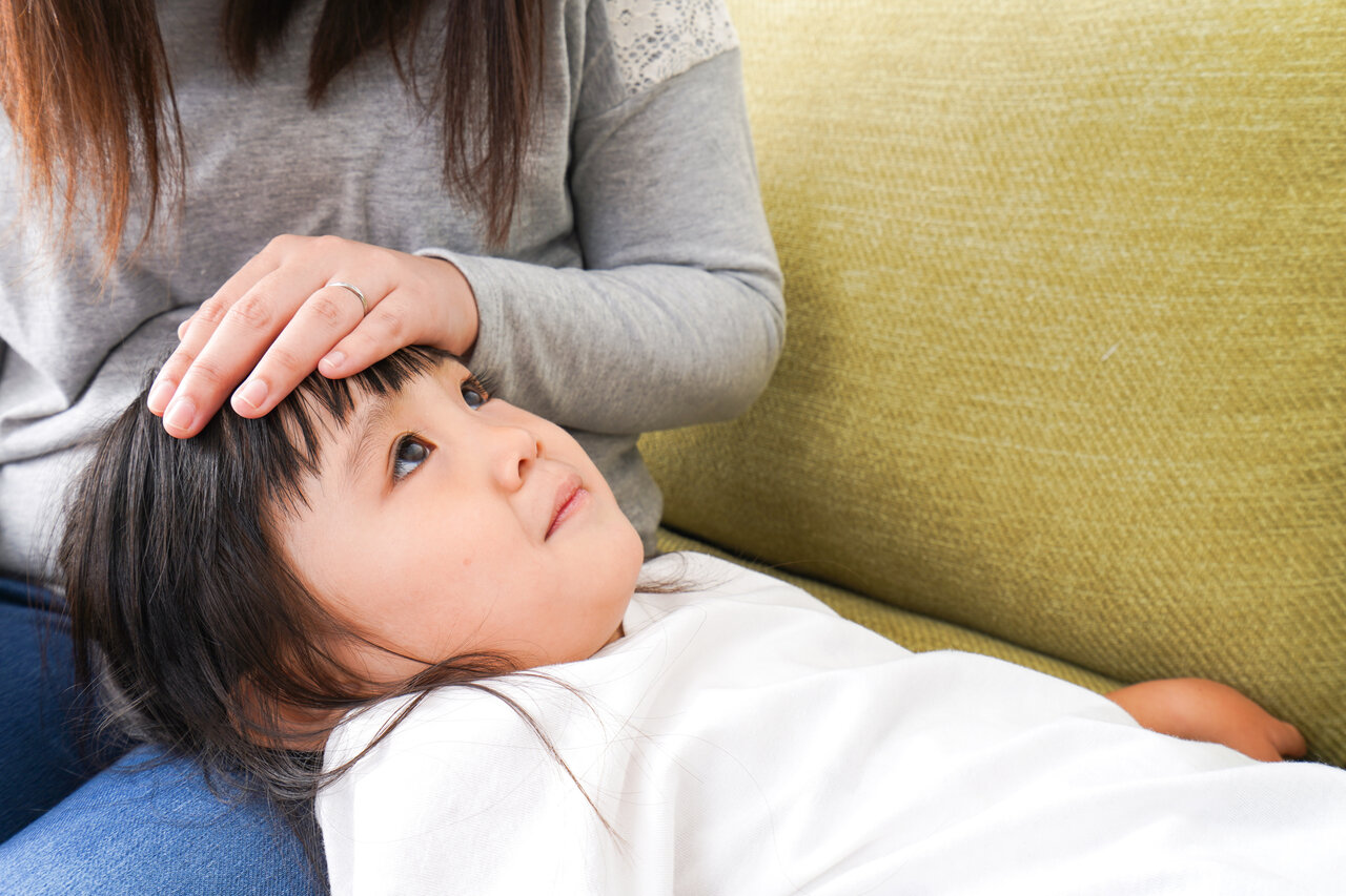 ▲子育て中は、看病や通院、保護者会など、子どもに関わるできことで「仕事を休まなければならない」状況はたびたび起こりますが……(写真:アフロ)