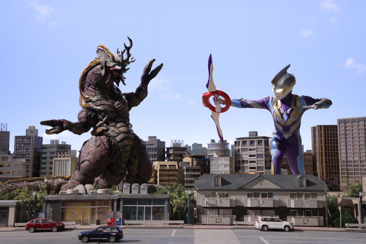 円盤形態から変形したナースと戦うウルトラセブン