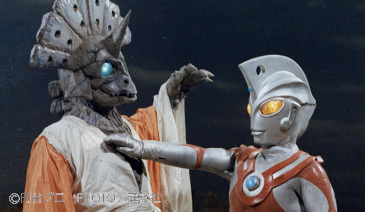 円盤形態から変形したナースと戦うウルトラセブン