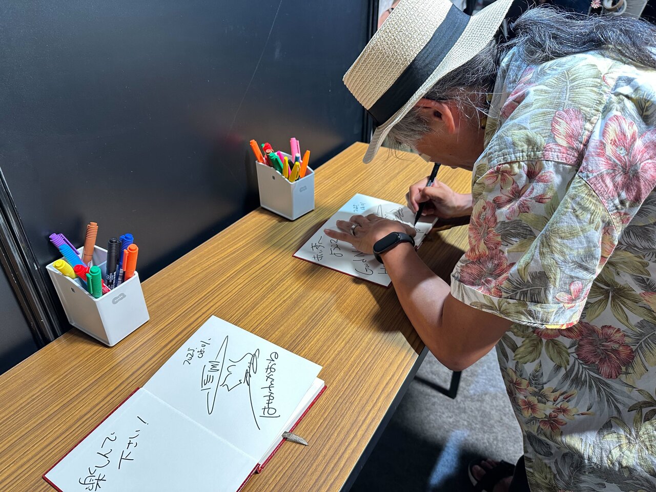 「はやみねかおる展 〜赤い夢学園祭2025〜」を楽しむはやみね校長