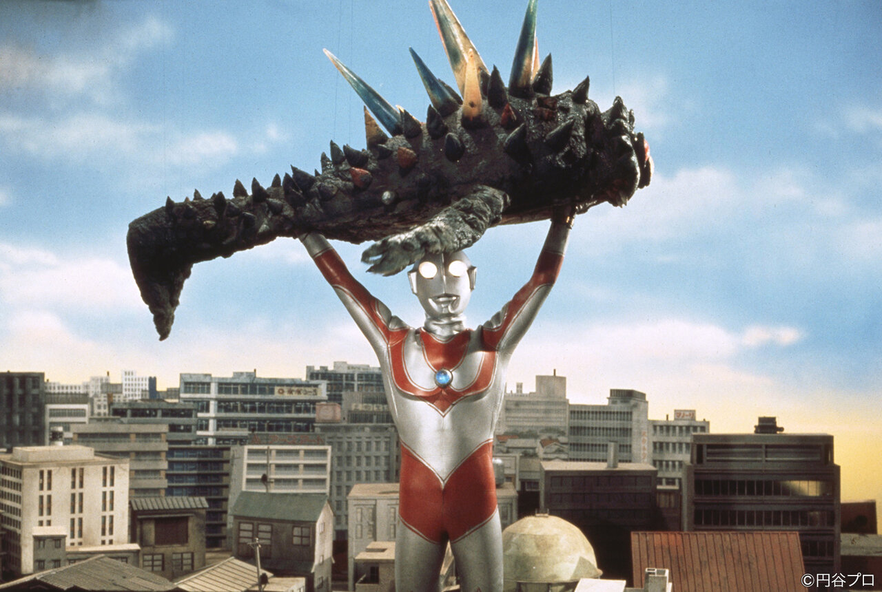 円盤形態から変形したナースと戦うウルトラセブン