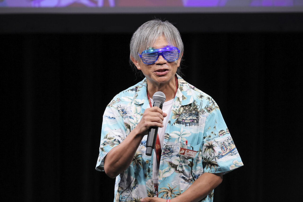 「はやみねかおる展 ～赤い夢学園祭2025～」〔スペシャルトークショー昼の部〕に登壇したはやみねかおるさん