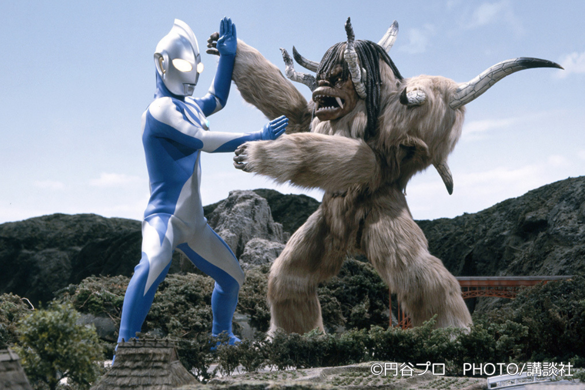 円盤形態から変形したナースと戦うウルトラセブン