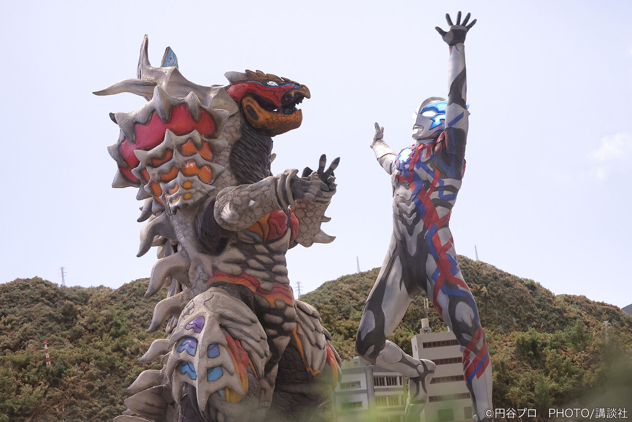 円盤形態から変形したナースと戦うウルトラセブン
