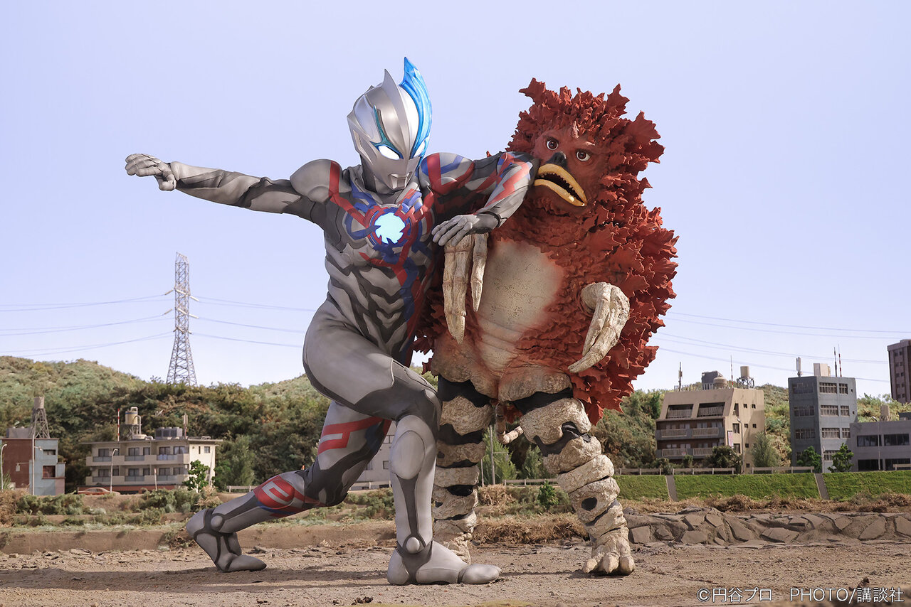 円盤形態から変形したナースと戦うウルトラセブン