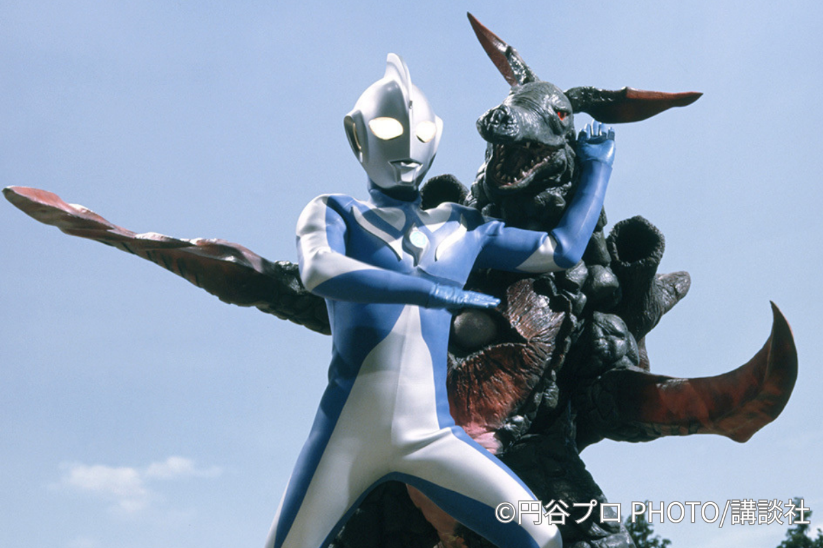 円盤形態から変形したナースと戦うウルトラセブン