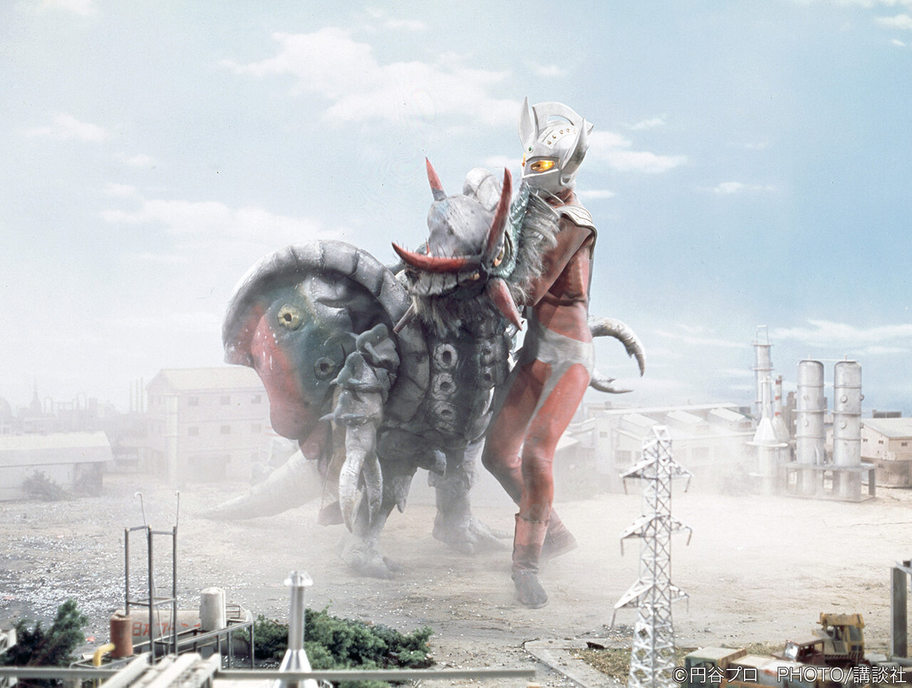 円盤形態から変形したナースと戦うウルトラセブン