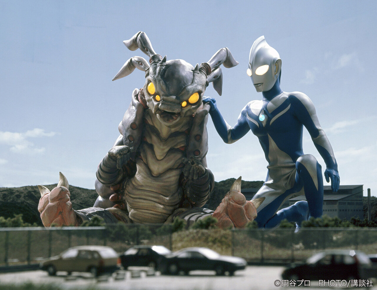 円盤形態から変形したナースと戦うウルトラセブン