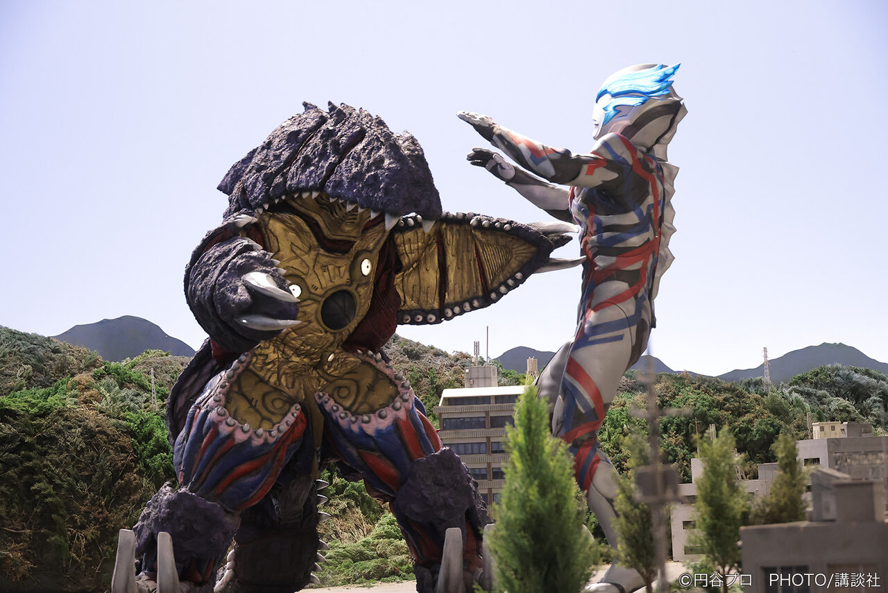 円盤形態から変形したナースと戦うウルトラセブン