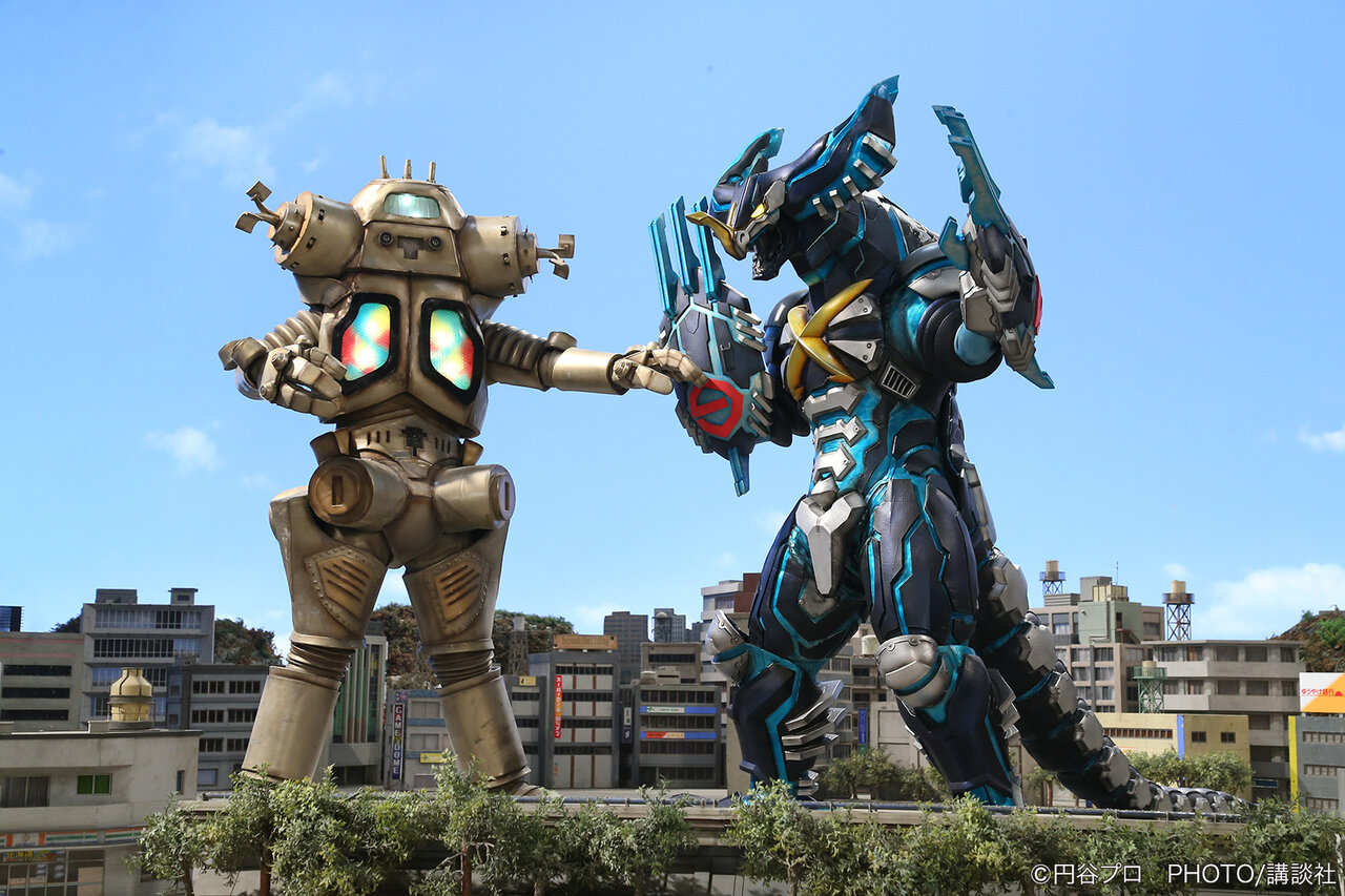 円盤形態から変形したナースと戦うウルトラセブン